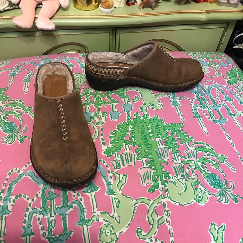 UGG brown Suede Kohala Clog mules size 6